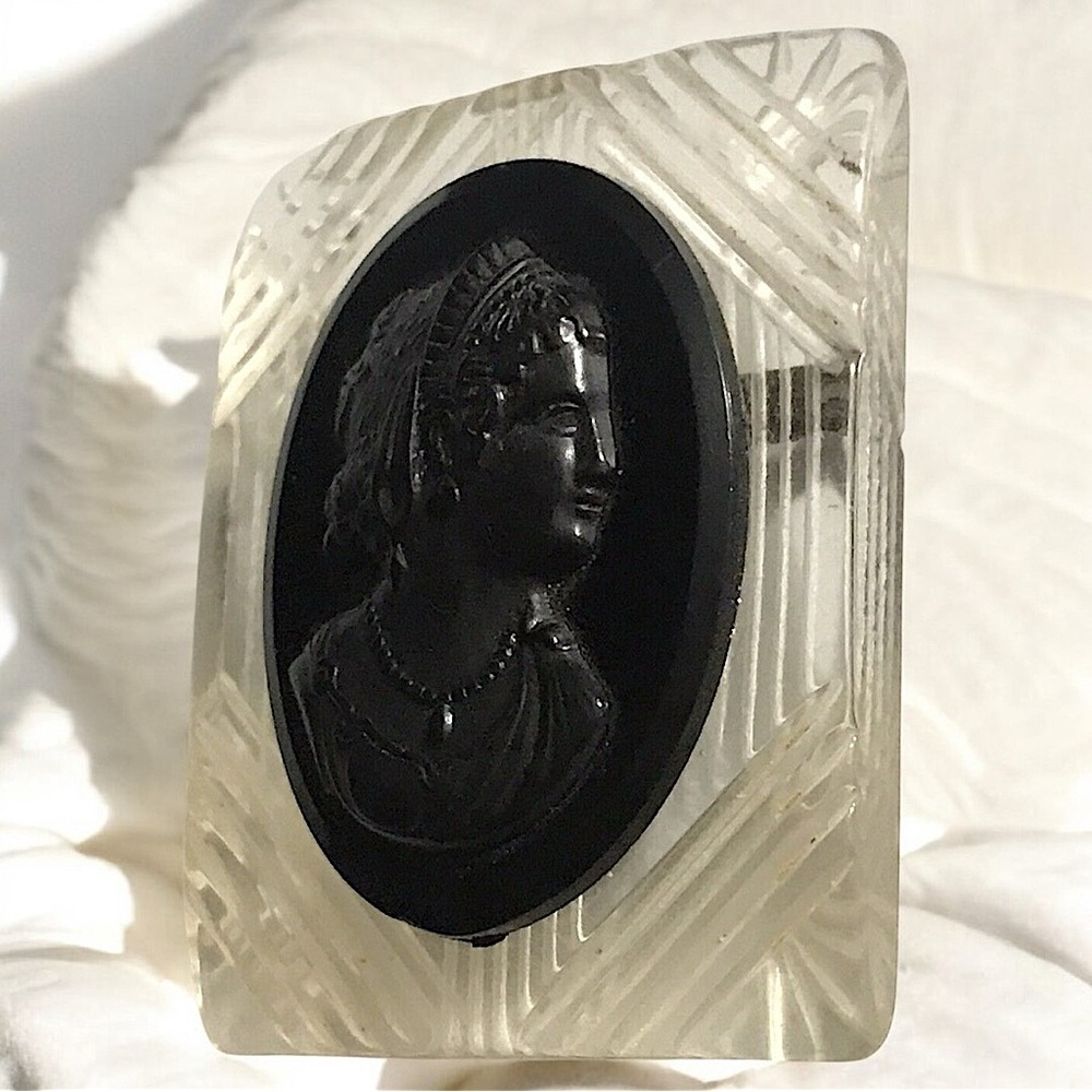 Vtg Pin Bakelite Black Cameo On Clear Intaglio
Carved Lucite Thick Brooch Cameo